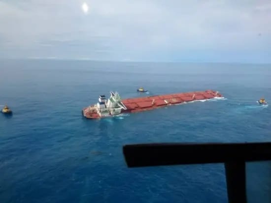 Ibama identifica óleo próximo a navio encalhado na costa do Maranhão