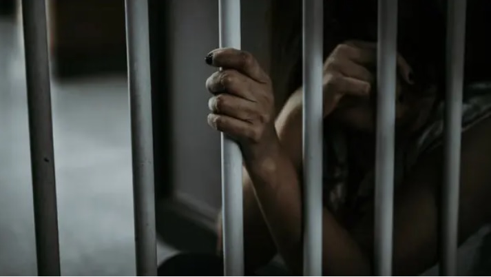 Mãe que abandonou filho recém-nascido em matagal é presa ao buscar atendimento em hospital