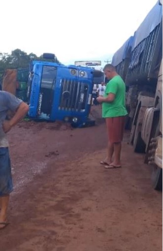 "MA-014  PEDE SOCORRO" Carreta tomba e outra fica atolada, em São Vicente Ferrer